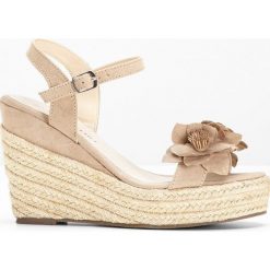 Espadryle na koturnie bonprix beżowo-piaskowy. Brązowe espadryle damskie bonprix, bez wzorów, bez obcasa, na platformie. Za 99,99 zł.
