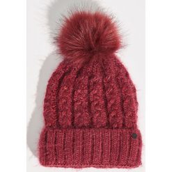 Czapka z pomponem - Bordowy. Czerwone czapki zimowe damskie Sinsay. Za 24,99 zł.