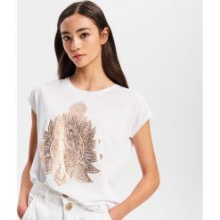 T-shirt z błyszczącym nadrukiem - Kremowy. Białe t-shirty damskie Reserved, s, z nadrukiem, bez kołnierzyka. Za 29,99 zł.