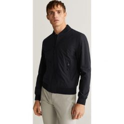 Mango Man - Kurtka bomber Solar. Czarne płaszcze męskie Mango Man, s, bez wzorów, z poliesteru, krótkie, bez kaptura. W wyprzedaży za 183,90 zł.