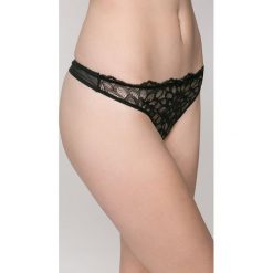 Triumph - Stringi Dream Spotlight. Czarne stringi damskie marki Triumph, z elastanu. W wyprzedaży za 49,90 zł.