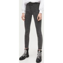Jeansy skinny z ozdobnym zamkiem -. Jeansy damskie Cropp. Za 79,99 zł.