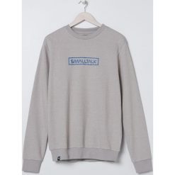 Bluza dresowa z napisem -. Bluzy męskie Sinsay, s, z napisami, z dresówki, bez kołnierzyka, bez rękawów, bez kaptura. Za 49,99 zł.