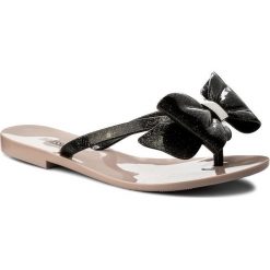 Japonki MELISSA - Harmonic XIII Ad 32248 Pink/Black 53210 1. Czarne klapki damskie Melissa, bez wzorów, z tworzywa sztucznego, bez obcasa, na obcasie. W wyprzedaży za 149,00 zł.