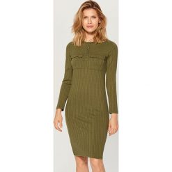 Dopasowana midi sukienka - Khaki. Brązowe sukienki damskie Mohito, s, bez wzorów, bez kołnierzyka, bez rękawów, midi, dopasowane. W wyprzedaży za 39,99 zł.