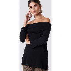 NA-KD Sweter z lekkiej dzianiny z odkrytymi ramionami - Black. Czarne swetry klasyczne damskie marki NA-KD, z dzianiny. Za 52,95 zł.