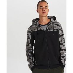 Rozpinana bluza camo - Czarny. Czarne bluzy męskie Cropp, s, bez wzorów, bez kołnierzyka, bez rękawów, bez kaptura. Za 139,99 zł.