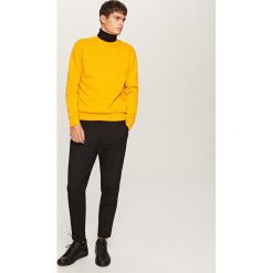 Gładka bluza - Żółty. Żółte bluzy męskie Reserved, s, bez wzorów, bez kołnierzyka, bez rękawów, bez kaptura. Za 79,99 zł.