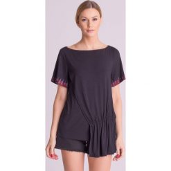 Czarna bluzka Versace Collection z dłuższym bokiem. Czarne bluzki damskie Versace Collection, bez wzorów, eleganckie, bez kołnierzyka, bez rękawów. W wyprzedaży za 846,45 zł.