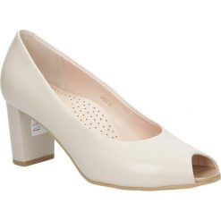 Beżowe czółenka skórzane peep toe na słupku casu 5075/203. Brązowe czółenka damskie Casu, bez wzorów, z otwartym noskiem, bez obcasa, na słupku. Za 299,99 zł.