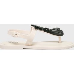 Melissa - Sandały Slim Sandal. Klapki damskie Melissa, bez wzorów, z materiału, bez obcasa, na obcasie. W wyprzedaży za 139,90 zł.