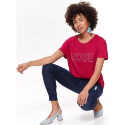 BAWEŁNIANY T-SHIRT Z APLIKACJĄ. Różowe t-shirty damskie marki Top Secret, z nadrukiem, z bawełny. Za 69,99 zł.