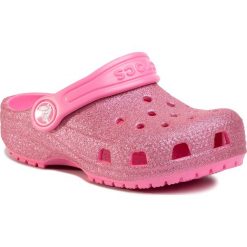 Klapki CROCS - Classic Glitter Clog K 205441 Pink Lemonade. Różowe sandały dziewczęce Crocs, z tworzywa sztucznego, bez zapięcia. Za 129,00 zł.