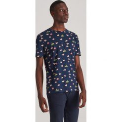 T-shirt ze świątecznym motywem - Granatowy. Niebieskie t-shirty męskie Reserved, s, bez wzorów, wizytowe, bez kołnierzyka. Za 49,99 zł.