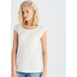 Gładki t-shirt basic - Biały. Białe t-shirty damskie Sinsay, s, bez wzorów, bez kołnierzyka. Za 14,99 zł.