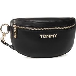 Saszetka nerka TOMMY HILFIGER - Iconic Tommy Bumbag AW0AW08302 BSA. Czarne nerki damskie TOMMY HILFIGER, bez wzorów, ze skóry ekologicznej, młodzieżowe, bez dodatków. W wyprzedaży za 359,00 zł.