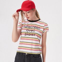 T-shirt z francuskim napisem - Biały. Białe t-shirty damskie Sinsay, xs, z napisami, bez kołnierzyka. W wyprzedaży za 7,99 zł.