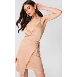 Sukienki: Linn Ahlborg x NA-KD Kopertowa sukienka z satyny – Nude