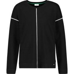 Koszulka w kolorze czarnym. Czarne koszulki damskie Gerry Weber, bez wzorów, z okrągłym kołnierzem, z długim rękawem. W wyprzedaży za 69,95 zł.