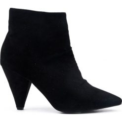 Nietypowe botki (38). Czarne botki damskie Inny, bez obcasa, bez zapięcia. Za 189,00 zł.