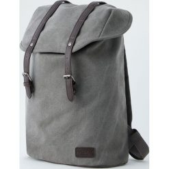 Szary plecak z paskami i klapą. Szare plecaki męskie Pull&Bear, w paski. Za 99,90 zł.