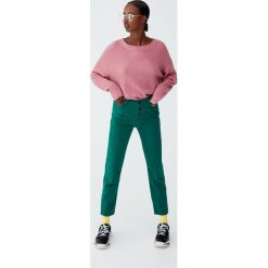 Sweter wykonany kwadratowym ściegiem. Czerwone swetry klasyczne damskie Pull&Bear, z kwadratowym dekoltem. Za 69,90 zł.