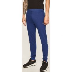 Le Coq Sportif - Spodnie. Niebieskie spodnie męskie le coq sportif, na co dzień, s, z nadrukiem, z bawełny, casualowe. Za 299,90 zł.