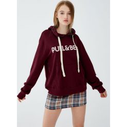 Bluza z kapturem i logo. Brązowe bluzy damskie z kapturem marki Pull&Bear. Za 89,90 zł.