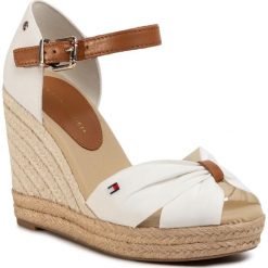 Espadryle TOMMY HILFIGER - Basic Opened Toe High Wedge FW0FW04784 Ivory YBI. Białe espadryle damskie TOMMY HILFIGER, bez wzorów, ze skóry, bez obcasa, na obcasie. W wyprzedaży za 239,00 zł.