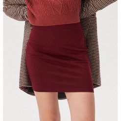 Dopasowana spódnica basic - Bordowy. Czerwone spódniczki damskie Sinsay, s, bez wzorów, dopasowane. Za 29,99 zł.