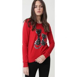 Czerwony Sweter Bowers. Czerwone swetry damskie Born2be, s, z aplikacjami, klasyczne, z długim rękawem, długie, bez kaptura. Za 89,99 zł.