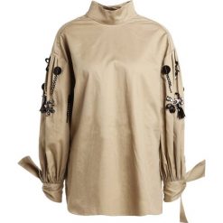 By Malene Birger MILLISHA Koszula khaki. Brązowe tuniki damskie marki By Malene Birger, bez wzorów, z bawełny, bez kołnierzyka, bez rękawów. W wyprzedaży za 723,60 zł.