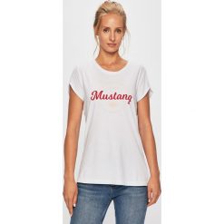 Mustang - T-shirt. Białe bluzki damskie Mustang, s, z nadrukiem, z bawełny, z okrągłym kołnierzem. W wyprzedaży za 49,90 zł.