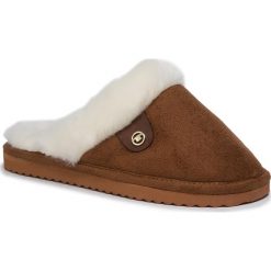 Kapcie TOM TAILOR - 7992201 Camel. Pomarańczowe klapki damskie Tom Tailor, bez wzorów, z materiału, bez obcasa. Za 109,00 zł.