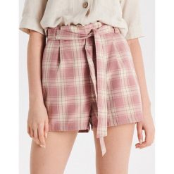 Szorty High Waist z paskiem - Różowy. Różowe szorty damskie Cropp, bez wzorów, z podwyższonym stanem. Za 49,99 zł.
