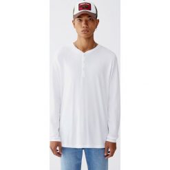 Koszulka z długim rękawem i dekoltem z guzikami. Białe koszulki męskie marki Pull&Bear, m, bez wzorów, bez kołnierzyka, z długim rękawem, długie. Za 49,90 zł.