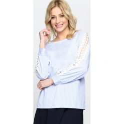 Niebieska Bluzka Lace Sleeve. Niebieskie bluzki damskie Born2be, s, w paski, z koronki, z okrągłym kołnierzem, z długim rękawem. Za 99,99 zł.