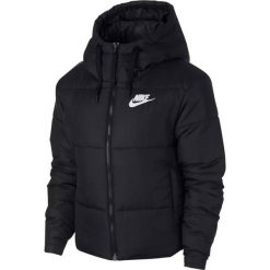 Kurtka Nike Wmns NSW Synthetic Fill (939360-010). Czarne kurtki damskie marki Nike, bez wzorów, z poliesteru, bez kaptura. Za 279,99 zł.