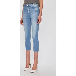 Guess Jeans - Jeansy 1981. Niebieskie jeansy damskie Guess Jeans, z aplikacjami, z elastanu. W wyprzedaży za 439,90 zł.