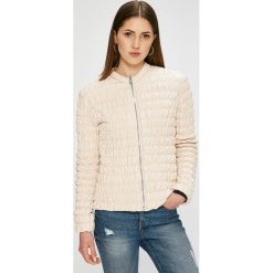 Guess Jeans - Kurtka. Czerwone kurtki damskie jeansowe Guess Jeans, s, z aplikacjami, krótkie. W wyprzedaży za 559,90 zł.