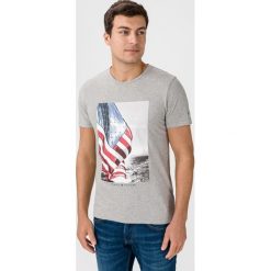Tommy Hilfiger Koszulka Szary. Szare podkoszulki męskie TOMMY HILFIGER, l, z haftami, z bawełny, z krótkim rękawem. Za 221,95 zł.