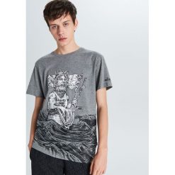 Koszulka z Neptunem - Szary. Koszulki męskie Cropp. Za 44,99 zł.