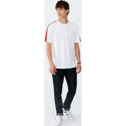 Koszulka z paskami na ramionach. Czarne koszulki męskie Pull&Bear, m, w paski, bez kołnierzyka, z krótkim rękawem, krótkie. Za 41,90 zł.