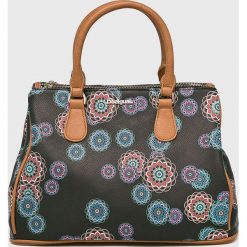 Desigual - Torebka. Czarne torebki klasyczne damskie Desigual, w paski, z poliesteru, casualowe, na ramię, średnie, bez dodatków. W wyprzedaży za 279,90 zł.