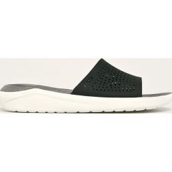 Crocs - Klapki. Różowe klapki damskie Crocs, bez wzorów, z materiału, bez obcasa, na obcasie. W wyprzedaży za 159,90 zł.