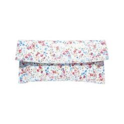 Kopertówki damskie: Skórzana kopertówka w kolorze białym ze wzorem – (S)29 x (W)13 cm