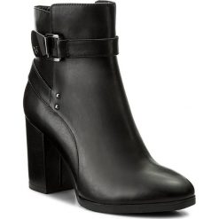 Botki CAPRICE - 9-25313-29 Black Nappa 022. Czarne botki damskie na obcasie marki Caprice, z materiału. W wyprzedaży za 259,00 zł.
