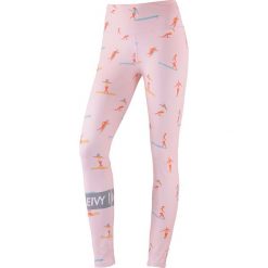 Legginsy w kolorze jasnoróżowym. Różowe legginsy damskie Street & Sports Wear, xs, z nadrukiem, z materiału. W wyprzedaży za 128,95 zł.