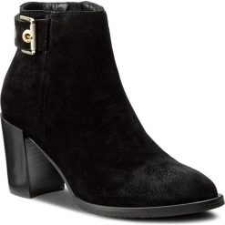 Botki TOMMY HILFIGER - Penelope 18B FW0FW01959 Black 990. Czarne botki damskie skórzane marki TOMMY HILFIGER, z okrągłym noskiem, na obcasie. W wyprzedaży za 399,00 zł.