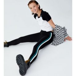 Legginsy z lampasami. Zielone spodnie damskie Pull&Bear. Za 49,90 zł.